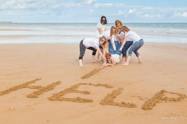 Enterrement de vie de jeune fille de Virginie, sur la plage de Ouistreham en Normandie