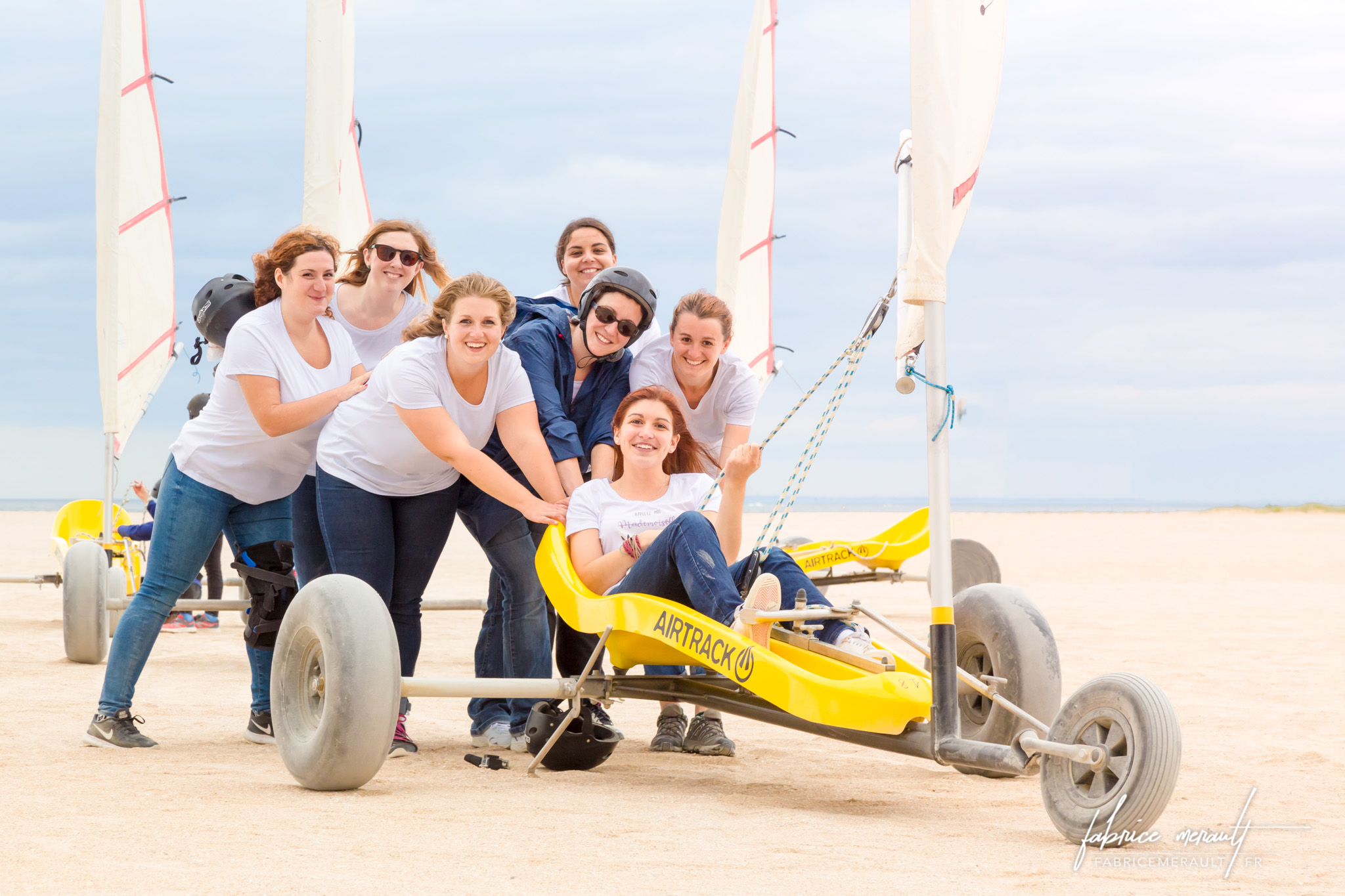 EVJF, la photo de groupe en char à voile