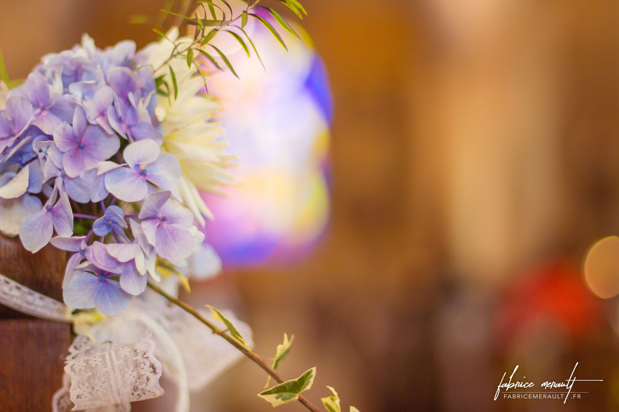 Fleurs et décorations, dans l'église de Saint-Martin-de-Landelles (Normandie, Manche)