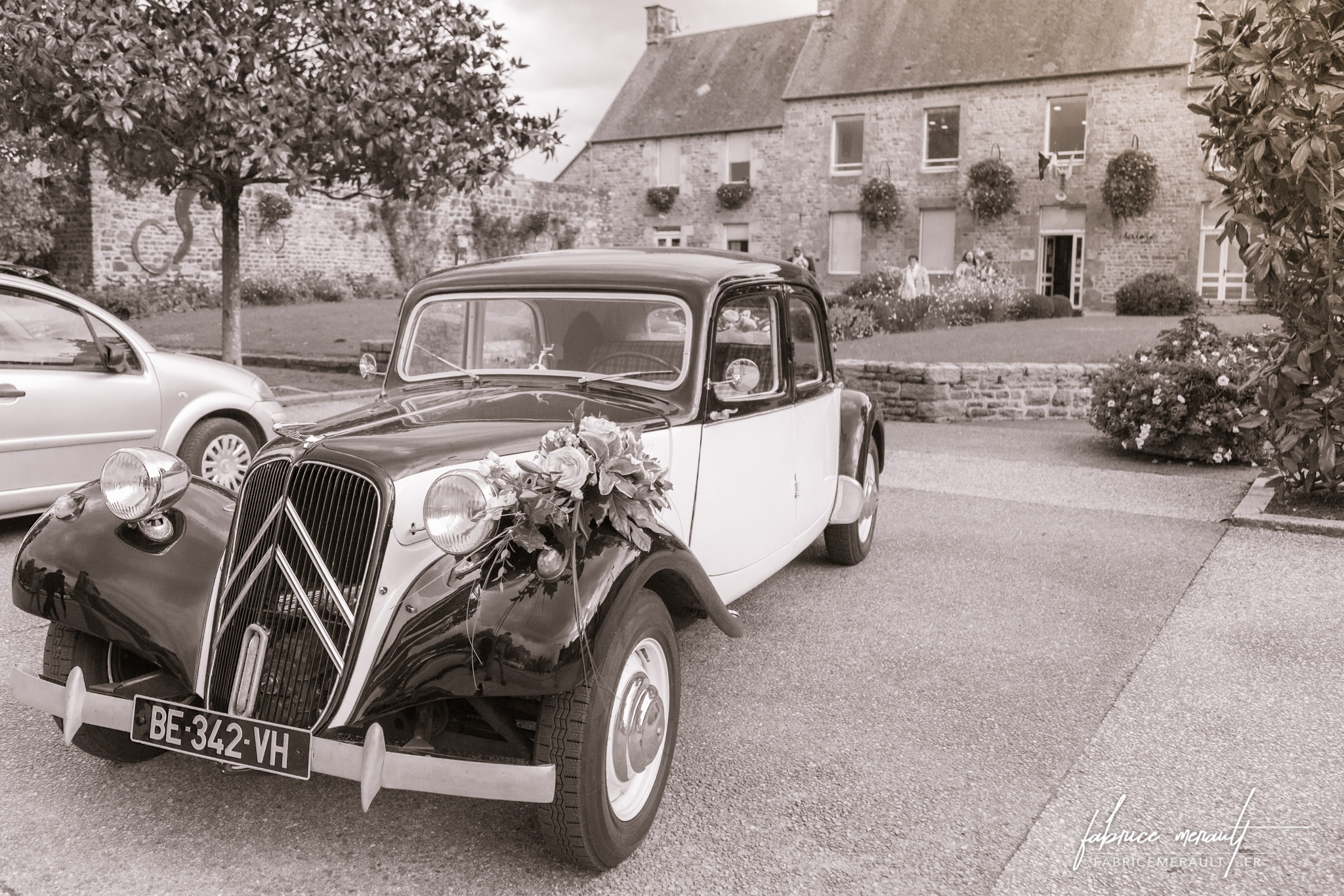 La voiture des mariés devant la Mairie de Saint-Martin-de-Landelles (Normandie, Manche)
