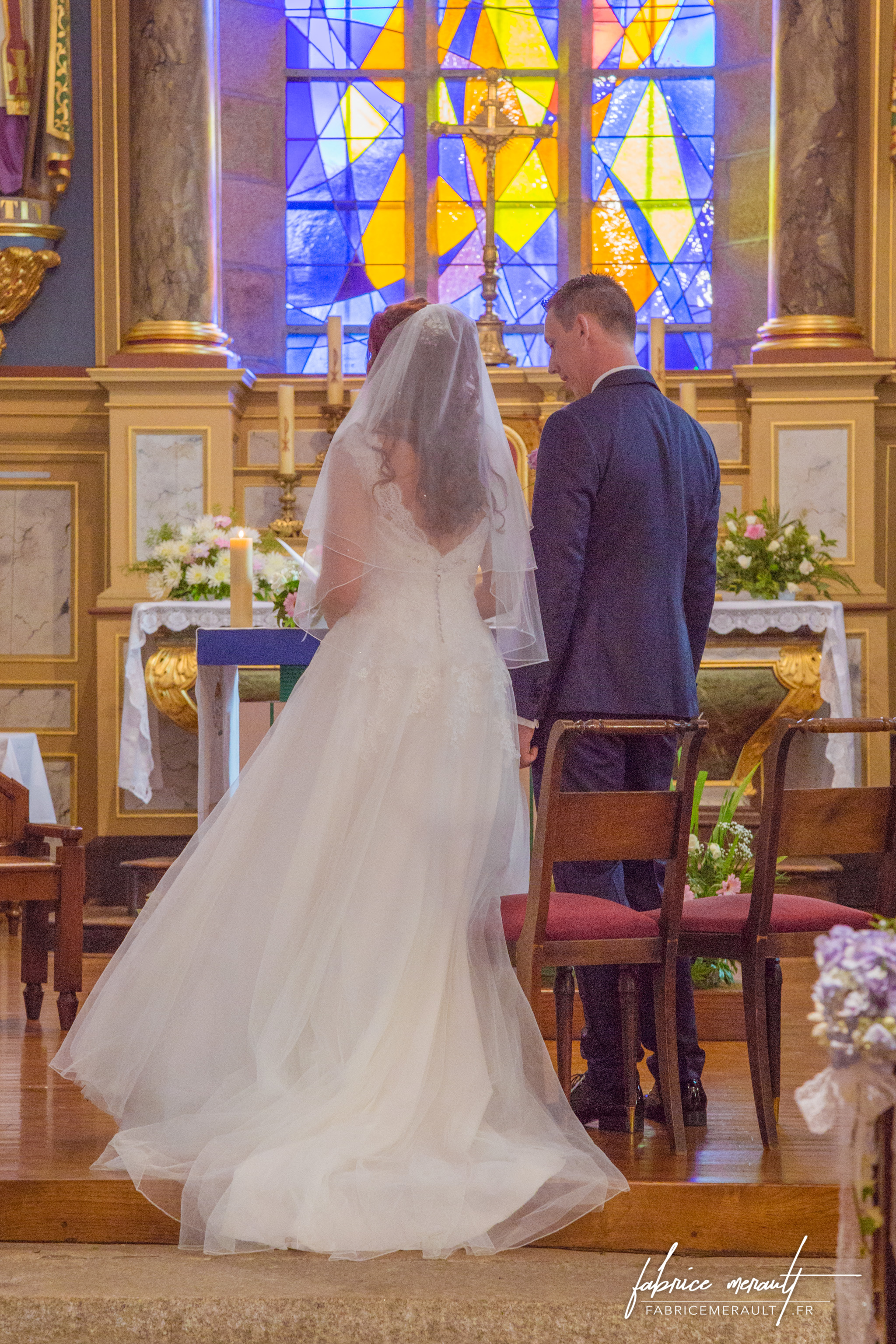 Les mariés, dans l'église de Saint-Martin-de-Landelles (Normandie, Manche)