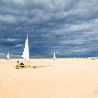 EVJF et char à voile sur la plage de Ouistreham en Normandie