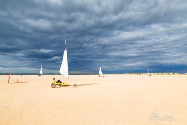 EVJF et char à voile sur la plage de Ouistreham en Normandie