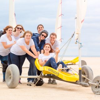 EVJF, la photo de groupe en char à voile