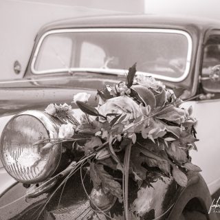 La voiture des mariés, décorée de fleurs