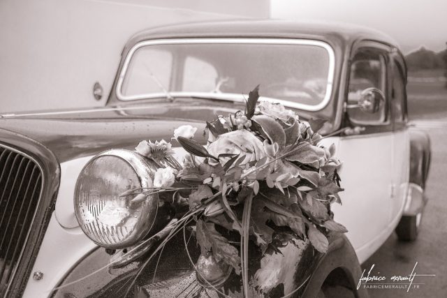 La voiture des mariés, décorée de fleurs