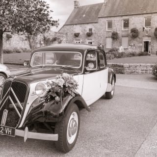 La voiture des mariés devant la Mairie de Saint-Martin-de-Landelles (Normandie, Manche)