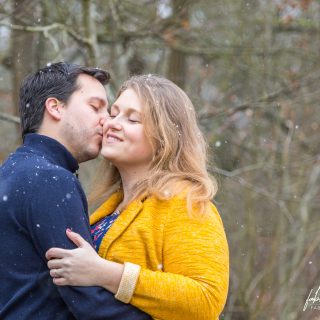 Photo de couple, un bisou sous les premiers flocons de neige (Saint-Léger-en-Yvelines, 78)