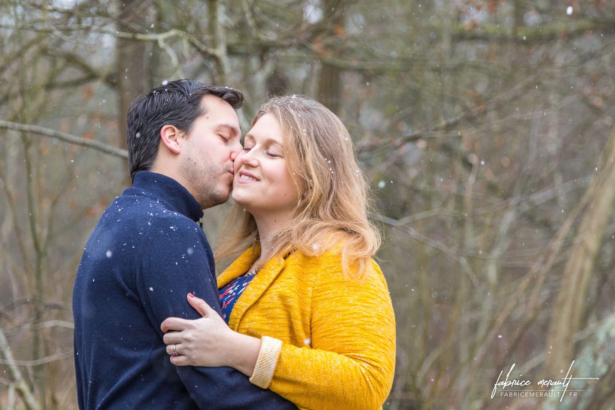 Photo de couple, un bisou sous les premiers flocons de neige (Saint-Léger-en-Yvelines, 78)