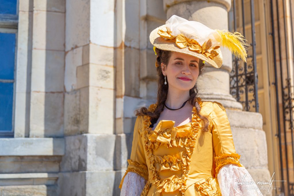 "Melly" (@mellyswardrobe) devant le Château de Vaux-le-Vicomte