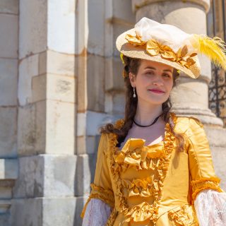 « Melly » (@mellyswardrobe) devant le Château de Vaux-le-Vicomte