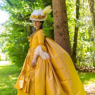 « Melly » (@mellyswardrobe) dans le parc du Château de Vaux-le-Vicomte