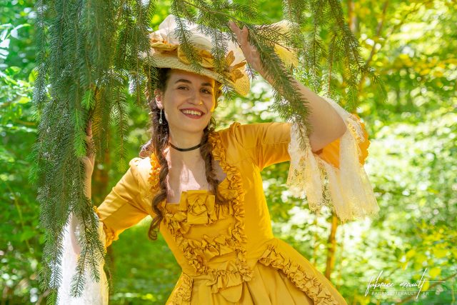 "Melly" (@mellyswardrobe) dans le parc du Château de Vaux-le-Vicomte