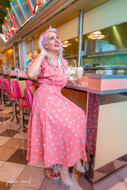 Shooting photo «Lifestyle» — Marie dans une ambience Fifty's au Annette's Diner du Disney Village de Disneyland Paris