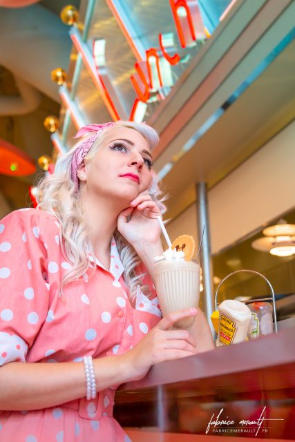 Shooting photo «Lifestyle» — Portrait de Marie dans une ambience Fifty's au Annette's Diner du Disney Village de Disneyland Paris